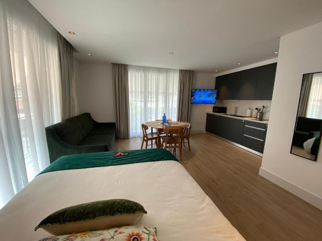 Apartamentos Turisticos La Plaza Чипиона Экстерьер фото